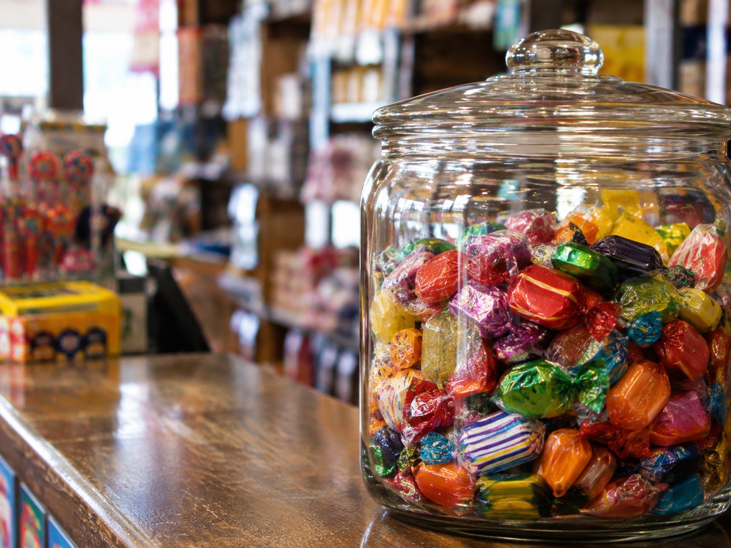 Frasco de dulces surtidos en mostrador
